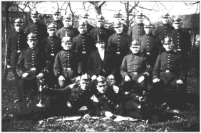 Dieses Foto zeigt die alte Schwerfener Feuerwehr. Laut unseren Unterlagen wurde dieses Bild ca.1932 gemacht.